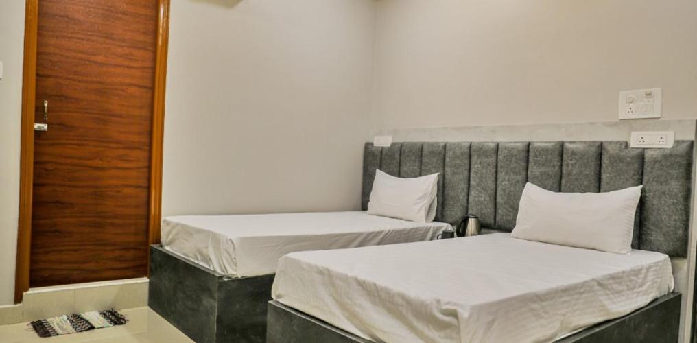 Hotel Ceasta, Beside Us Consulate Hyderabad, Gachibowli Gundipet Exteriör bild