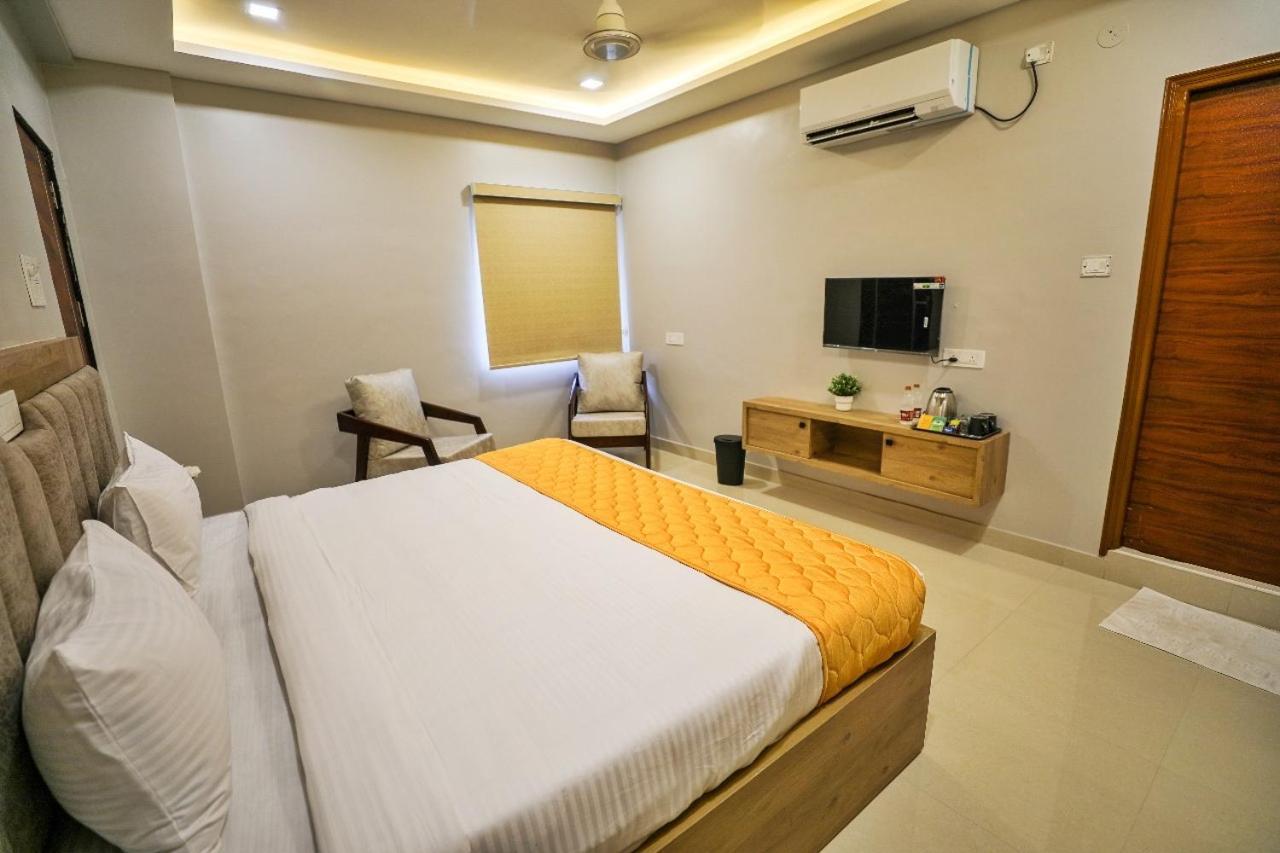 Hotel Ceasta, Beside Us Consulate Hyderabad, Gachibowli Gundipet Exteriör bild