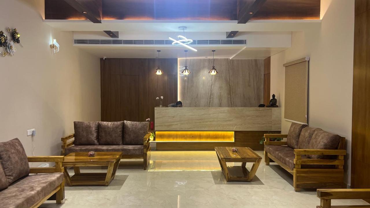 Hotel Ceasta, Beside Us Consulate Hyderabad, Gachibowli Gundipet Exteriör bild