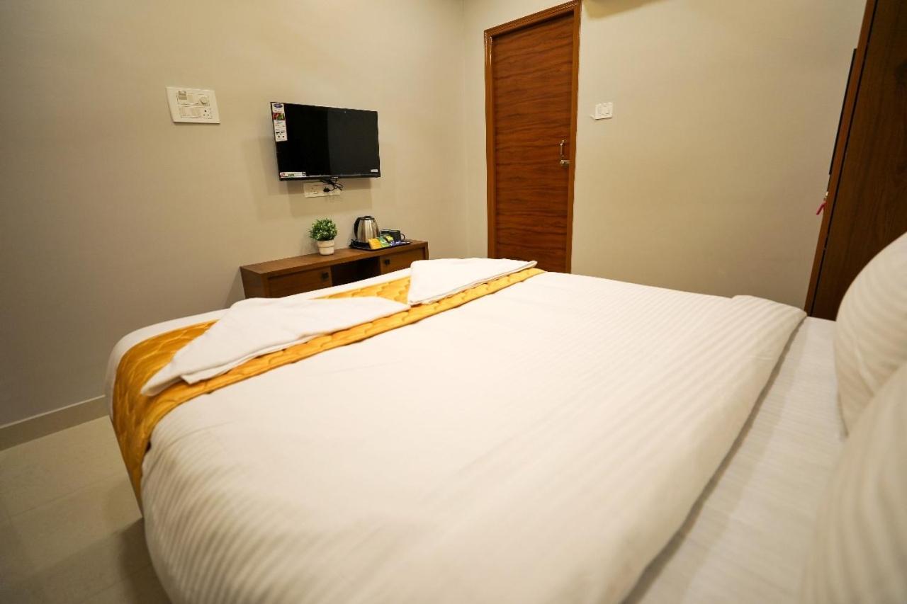 Hotel Ceasta, Beside Us Consulate Hyderabad, Gachibowli Gundipet Exteriör bild