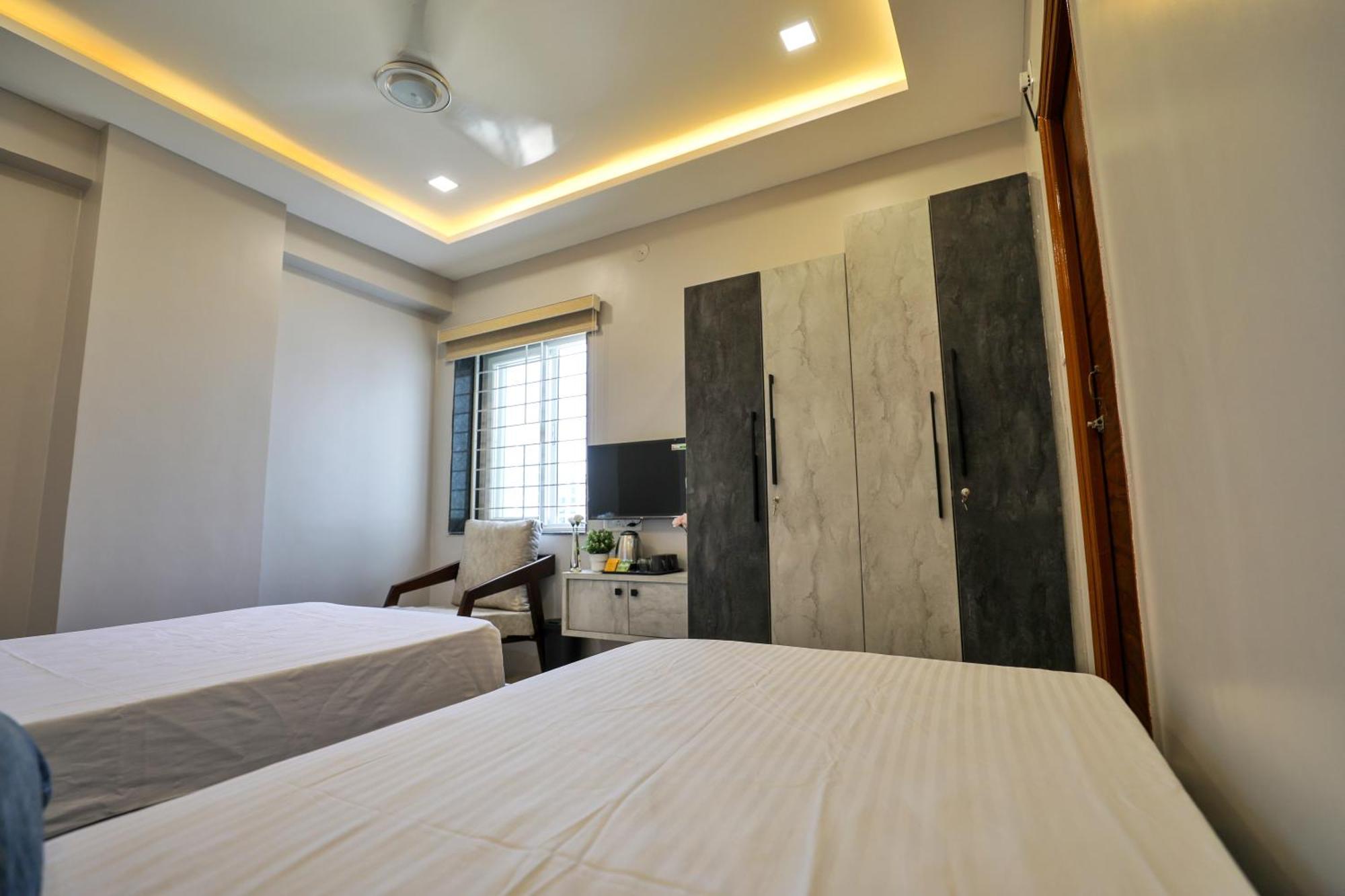 Hotel Ceasta, Beside Us Consulate Hyderabad, Gachibowli Gundipet Exteriör bild